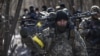 Українські військові під час операції зі звільнення від російських військ населеного пункту на Київщині, 10 березня