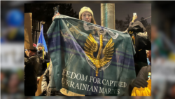 Катерина Музлова, донька звільненого нещодавно з полону морпіха, на акції з вимогою звільнення усіх військовополонених і заручників Росії. 
