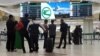 Migrasiýanyň işgärleri Aşgabadyň aeroportunda gyzyly bolanlara berk daraýar
