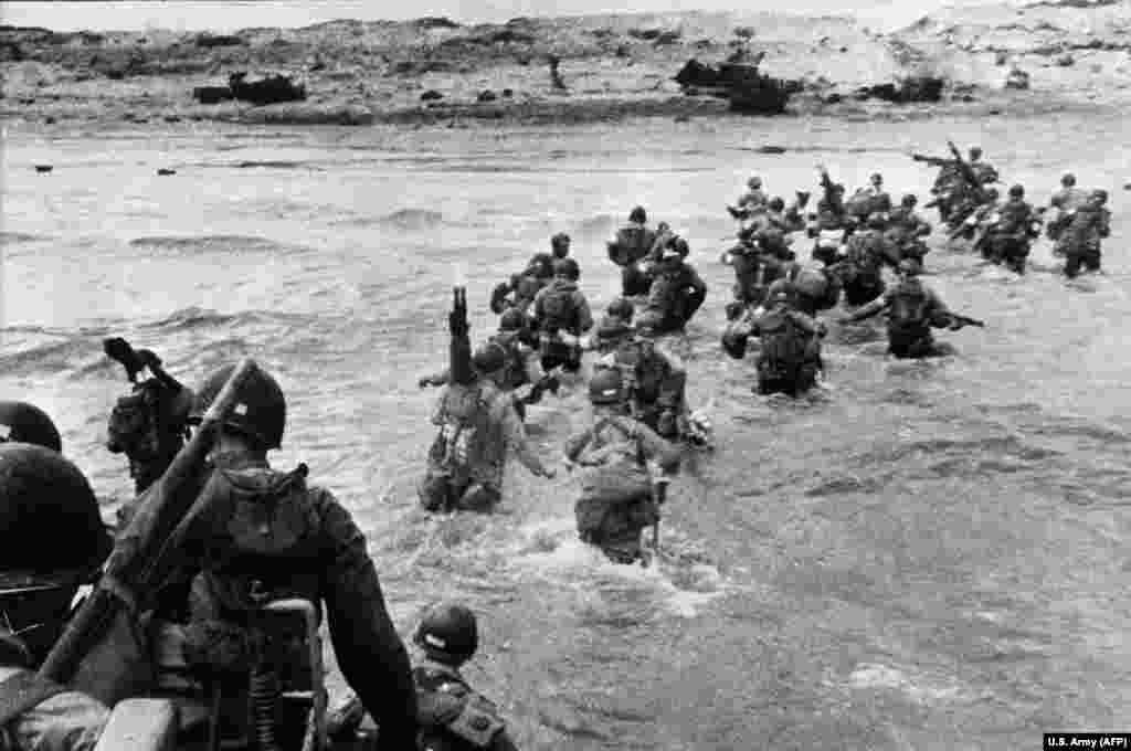 امریکايي سرتېري هم د جون پر شپږمه د فرانسې په شمال غرب کې د نارمنډي پر سواحلو ورښکته شول چې د ناڅي جرمن ځواکونو پر ضد له جنګېدونکو سرتېرو سره مرسته وکړي.&nbsp;