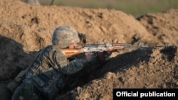 Армянский военнослужащий на боевом опорном пункте в Нагорном Карабахе