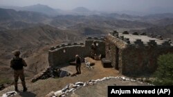 د پاکستان عسکر د خيبر په غرونو کې. پخوانۍ انځور