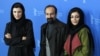 اصغر فرهادی همراه با ساره بیات (راست) و لیلا حاتمی، بازیگران فیلم «جدایی نادر از سیمین»
