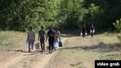 Бегалци и мигранти од Блискиот Исток во шума во близина на унгарската граница, 2 јуни 2022 година