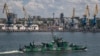 Корабель ВМС Росії на варті у вантажному морському порту Маріуполя, 12 червня 2022 року