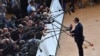 Predsednik Srbije Aleksandar Vučić razgovara sa novinarima po dolasku na samit lidera EU u Brisel 23. juna 2022. 