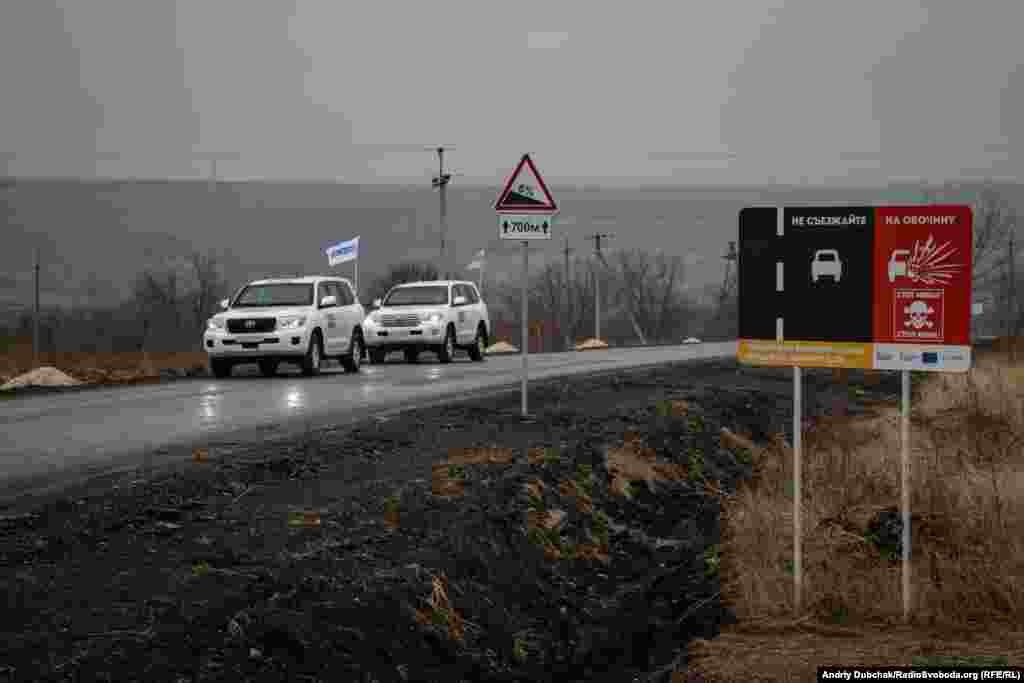 Дорогою між сторонами КПВВ «Золоте» зараз регулярно пересувається лише моніторингова місія ОБСЄ.
