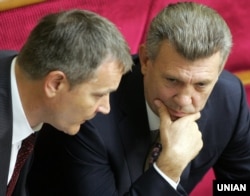 Депутати Вадим Колесніченко (ліворуч) і Сергій Ківалов на засіданні Верховної Ради України. Київ, 24 травня 2012 року