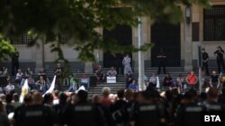 Привърженици на "Възраждане" на един от входовете на Народното събрание