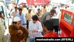 په کوټه کې خلک د پټرول اخیستو لپاره په لیکو کې ولاړ دي. انځور - ارشیف