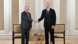 Армениянын премьер-министри Никол Пашинян (солдо) менен Азербайжандын президенти Илхам Алиев Абу-Дабиде 2025-жылдын 10-июлунда сүйлөшүүлөрдө