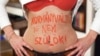 O fotografie făcută de Zsuzsanna Simon, în care femeile au scris pe corpurile lor „Nu voi naște până când nu va avea loc o schimbare de guvern”.