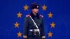 Sve dublje preispitivanje odnosa: Kineski policajac ispred Ambasade EU u Pekingu. 