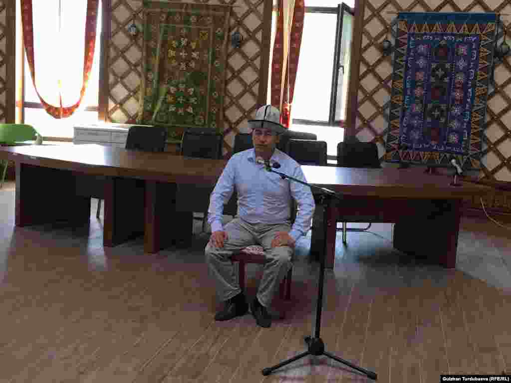 Чогулгандарга манасчы Дөөлөт Сыдыков келип кетти. 