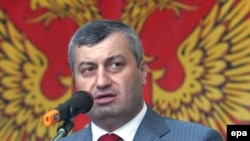 Источник сообщил, что Эдуард Кокойты перейдет на работу в аппарат правительства РФ, а на его место уже рассматриваются три кандидатуры