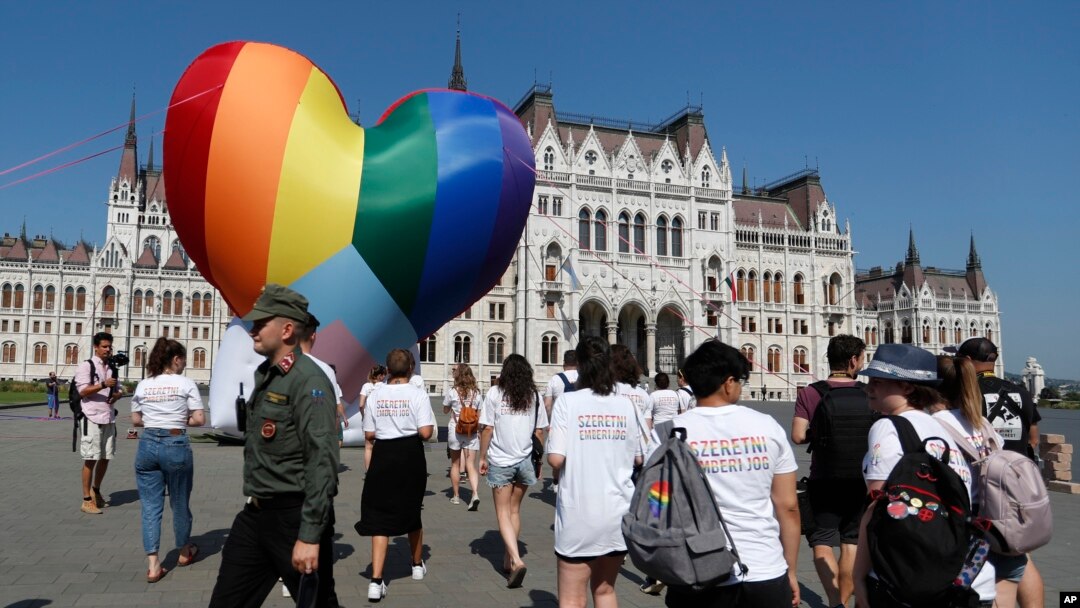 LGBT aktivisti na protestu zbog zakona pred Parlamentom u Budimpešti, juli 2021