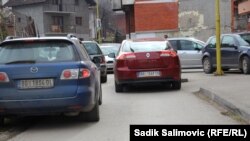 Na izborni dan na ulicama Srebrenice mogli su se vidjeti brojni automobili sa registarskim oznakama Srbije