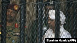 Omar al-Bašir u kavezu tokom suđenja, Kartum