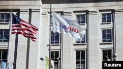 Zastave Sjedinjenih Država i USAID-a ispred zgrade Agencije, Vašington, 1. februar