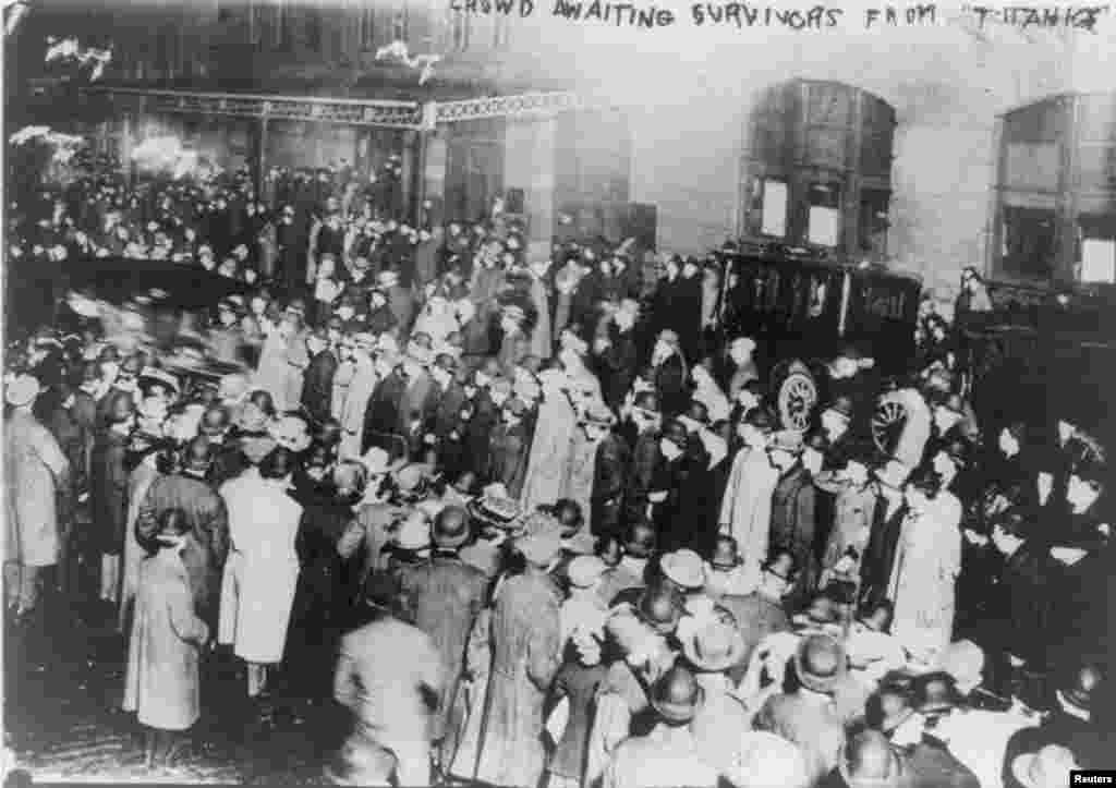 Gomila u New Yorku preživjele sa "Titanica" koji su brodom "Carpathia" doplovili do New Yorka 18. aprila 1912.