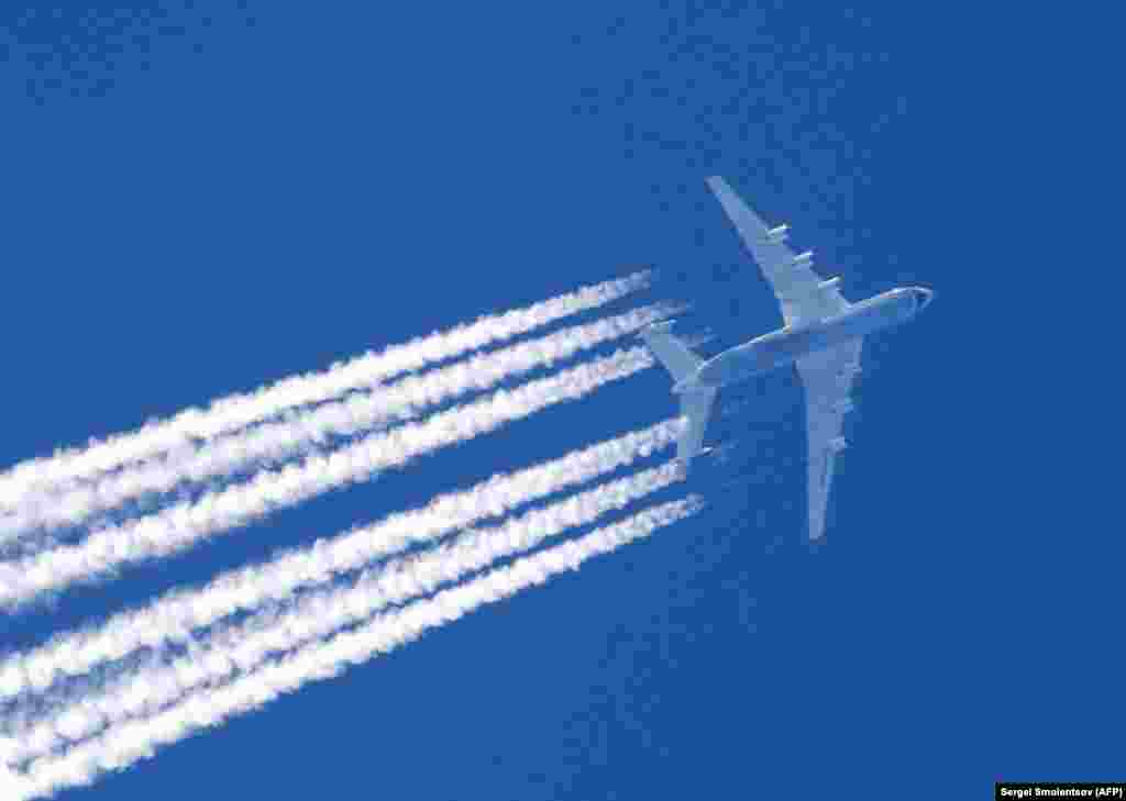 Ан-225 летить у небі над Одесою, Україна, 23 квітня 2020 року. Шост відмовився сказати, скільки коштує оренда літака, але у 2004 році транспортування негабаритного промислового компонента з Данії до Казахстану, як повідомляється, коштувало 291 тисячу доларів