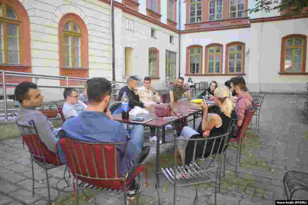 Grupa studenata koji učestvuju u blokadi u dvorištu Rektorata. 