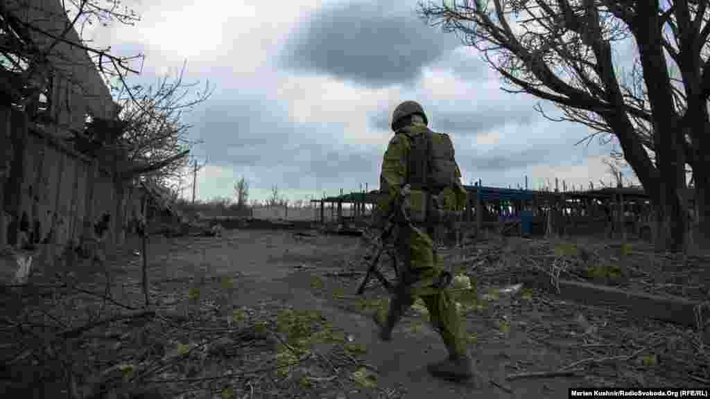 Почти все тропинки между позициями военных простреливаются. Вокруг – уже год неизменный пейзаж 