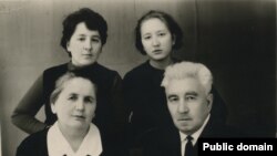 Kerim Camanaqlı apayı ve qızları Farida ve Nuriya ile
