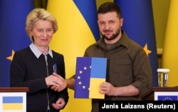 Председатель Еврокомиссии Урсула фон дер Ляйен передаёт в Киеве анкету президенту Украины Владимиру Зеленскому