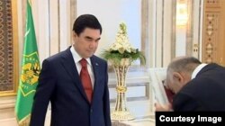 Традиционно произведения президента Туркменистана Гурбангулы Бердымухамедов первыми получают члены правительства. Президент лично вручает книги, а чиновники в глубоком поклоне прикладывают их к лицу.