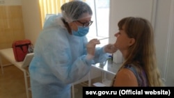 Момент взяття зразків для ПЛР-тесту на коронавірус в одній з українських лікарень