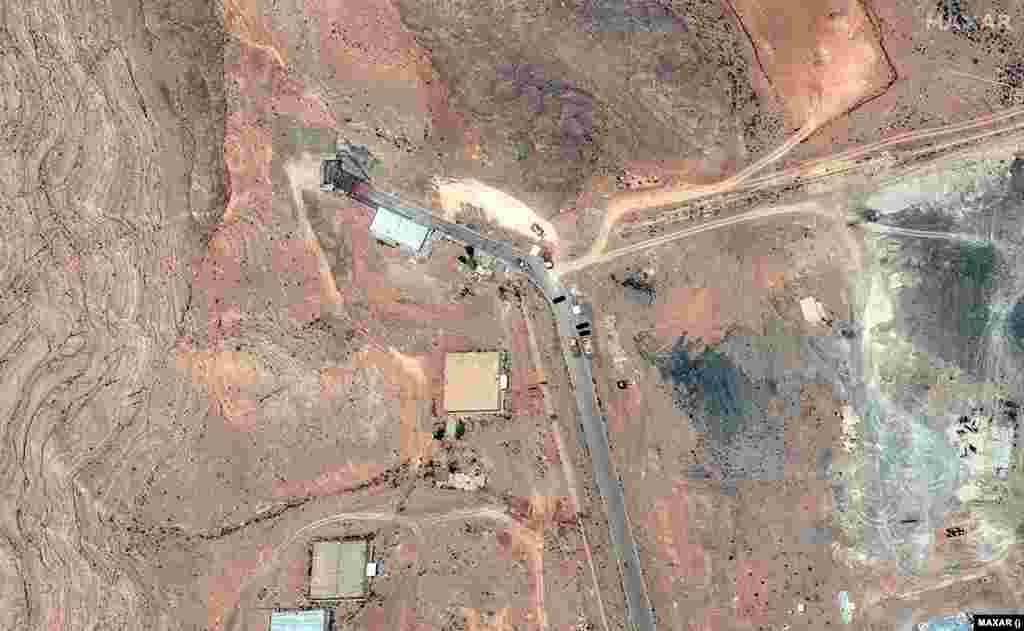 O imagine din satelit din 20 iunie a intrărilor în tunelurile de la Centrul de cercetare a tehnologiei nucleare din Isfahan. O nouă imagine din 22 iunie arată pagubele produse după ce situl a fost lovit de lovituri aeriene americane.