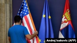 Ilustrativna fotografija, zastave Srbije i Sjedinjenih Američkih Država u zgradi Predsedništva Srbije, novembar 2019