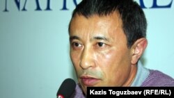 Кинорежиссер Ермек Тұрсынов баспасөз мәслихатында. Алматы, 4 шілде 2012 жыл.