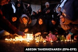 Iranci pale svijeće za žrtve ukrajinskog međunarodnog leta 752 tokom protesta ispred Univerziteta Amir Kabir u Teheranu 11. januara.