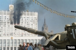 Танк на фоне горящего Белого дома. Москва, 4 октября 1993 года.