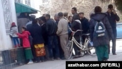 Arhiw suraty. Adamlar pul nagtlaşdyrmak üçin bankomat nobatyna garaşýar. Türkmenistan