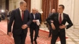 Sorin Grindeanu (dreapta), alături de vicepremierul Marian Neacșu, unul dintre oamenii de bază ai partidului în guvernul condus de Ilie Bolojan (în plan secund)..