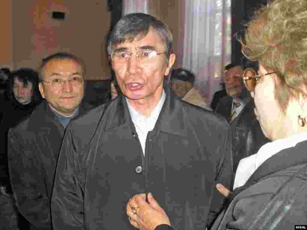 Қоғамдық қорғаушы Жасарал Қуанышалин залдағы орындарды полиция өкілдері мен жай киімді "бейтаныс адамдардан" босатып, айыпкерлердің сыртта қалған туыстарын ішке кіргізуді талап етті.
