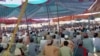 د شمالي وزیرستان اوسېدونکي په احتجاجي غونډه کې ناست دي - د جولای څلورمې انځور