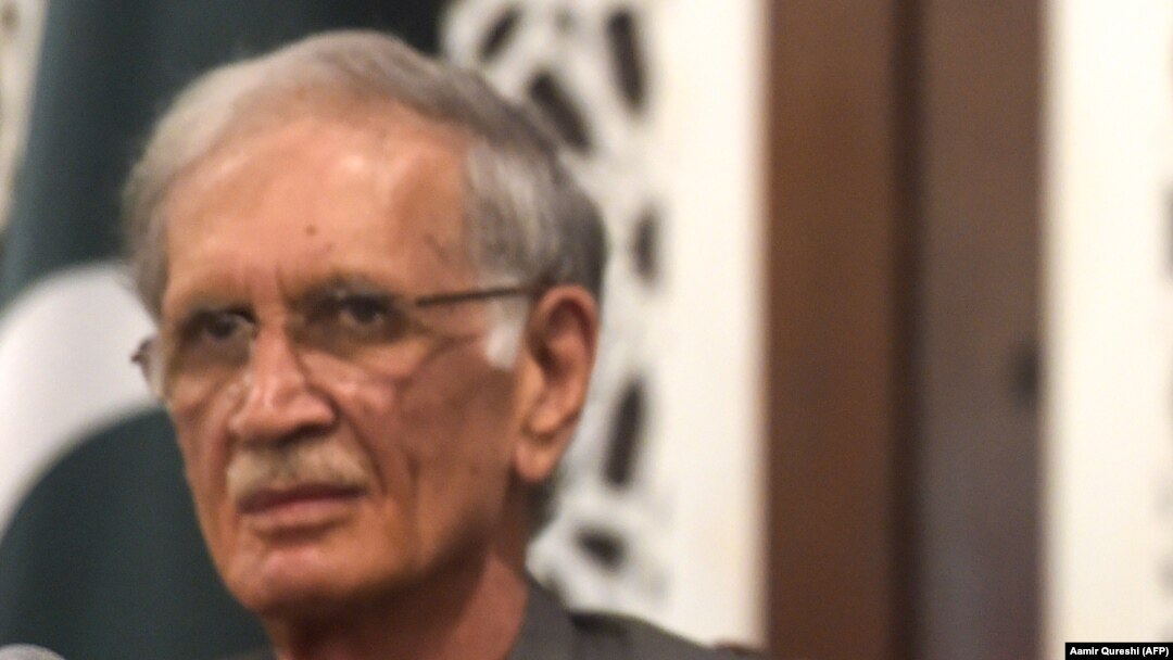 پروېر خټک د خيبر پښتونخوا اعلا وزير او د پاکستان د دفاع وزير پاتې شوی دی ــ پخوانی انځور