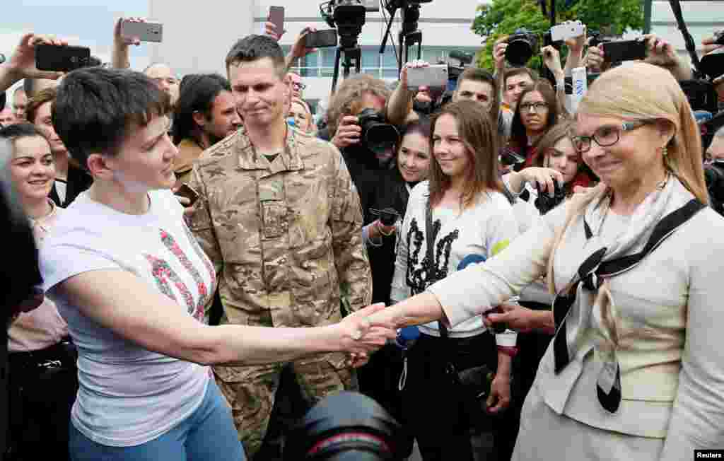 Надзея Саўчанка і лідэрка партыі «Бацькаўшчына» Юлія Цімашэнка ў аэрапорце Барыспаль у Кіеве