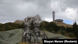 Споменикот на врвот Бузлуџа беше посветен на славата на комунизмот.