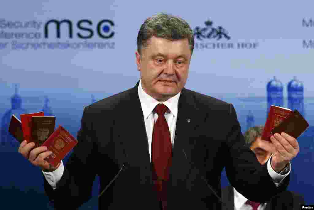 У Мюнхені на безпековій конференції президент Петро Порошенко продемонстрував паспорти і військові квитки вояків Росії, які «заблукали в Україні» та були затримані силовиками. Мюнхен, 7 лютого 2015 року