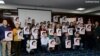 Maslahata gatnaşyjylar lukman bilen raýdaşlyk bildirip, onuň suratyny ellerine alyp, bilelikde surata düşdüler.