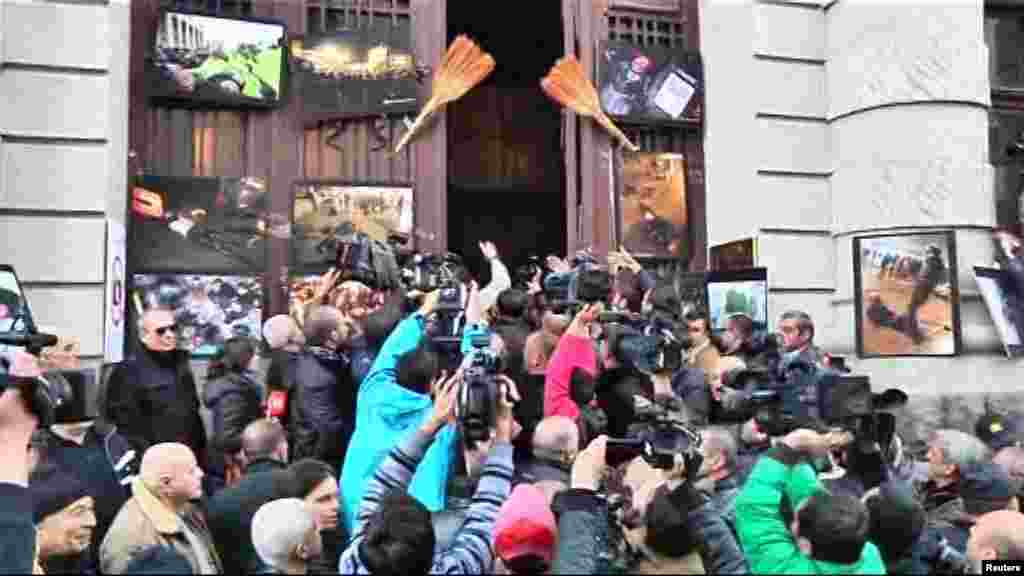 Tbilisi, 8 fevral 2013. Milli kitabxana qarşısında Saakashvili əleyhidarlarının etirazından sonra prezident buradakı çıxışını təxirə salır.