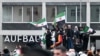 Sirijci mašu sirijskim i njemačkim zastavama tokom skupa 8. decembra u Berlinu, slaveći kraj vladavine Bašara el Asada.