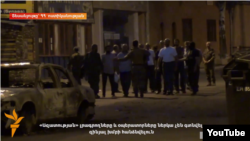 Կադր` ոստիկանության տրամադրված տեսանյութից, որտեղ երևում է, թե ինչպես են զենքերը վայր դրած «Սասնա ծռերը» հանձնվում իրավապահներին, արխիվ