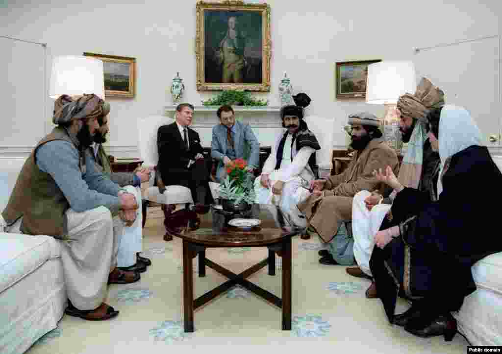 Američki predsjednik Ronald Regan na susretu s mudžahedinskim vođom 1983. godine. Ubrzo su Sjedinjene Države zajedno sa Saudijskom Arabijom slale stotine miliona američkih dolara svake godine anti-sovjetskim militantima u Afganistan kako bi dovele do slabljenja Sovjetskog Saveza. (fotografija vlade SAD-a)