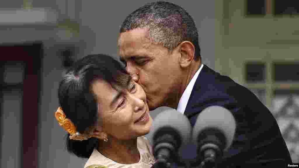 ABŞ prezidenti Barack Obama Burma müxalifətinin dissident lideri Aung San Suu Kyi-nu öpür. 19 noyabr 2012
